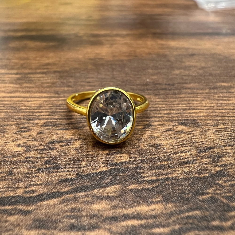 Elegant Gold Ring with Clear Gemstone
